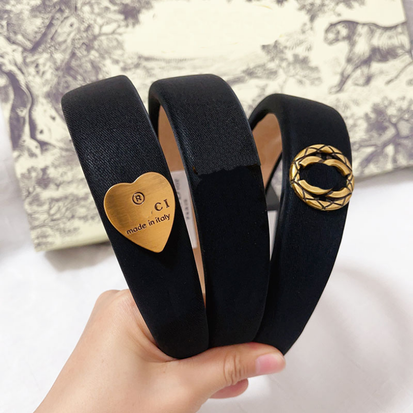 Popular Sponge Headband Monogram Vintage Designer Hair Hoop Womens Versatile Classic Heart Hair Band Romantic Couple Gifts Headwear Ornament Family Black Brand
Popular Sponge Headband Monogram Vintage Designer Hair Hoop Womens Versatile Classic Heart Hair Band Romantic Couple Gifts Headwear Ornament Family Black Brand