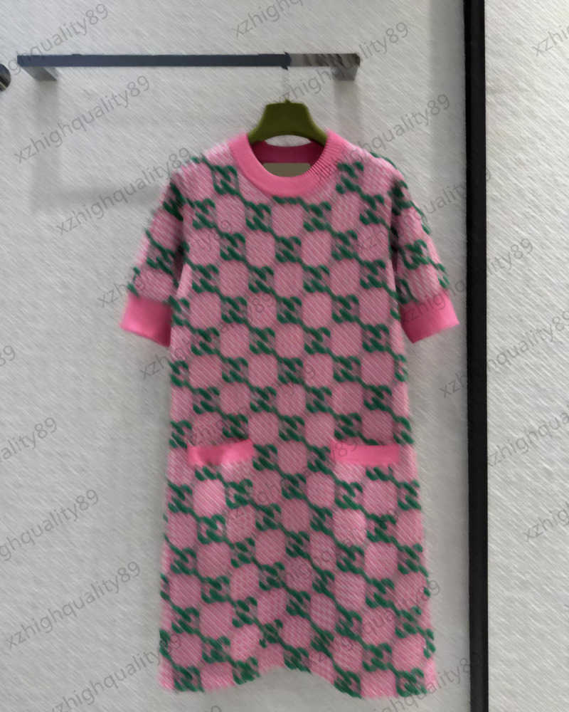 Pink Dress Brand Classic Logo Jacquard Plaid Short Sleeve Knitted Dress Imported Wool Yarn Simple Version Casual Style Temperament Maxiskit Dress For Women
Pink Dress Brand Classic Logo Jacquard Plaid Short Sleeve Knitted Dress Imported Wool Yarn Simple Version Casual Style Temperament Maxiskit Dress For Women