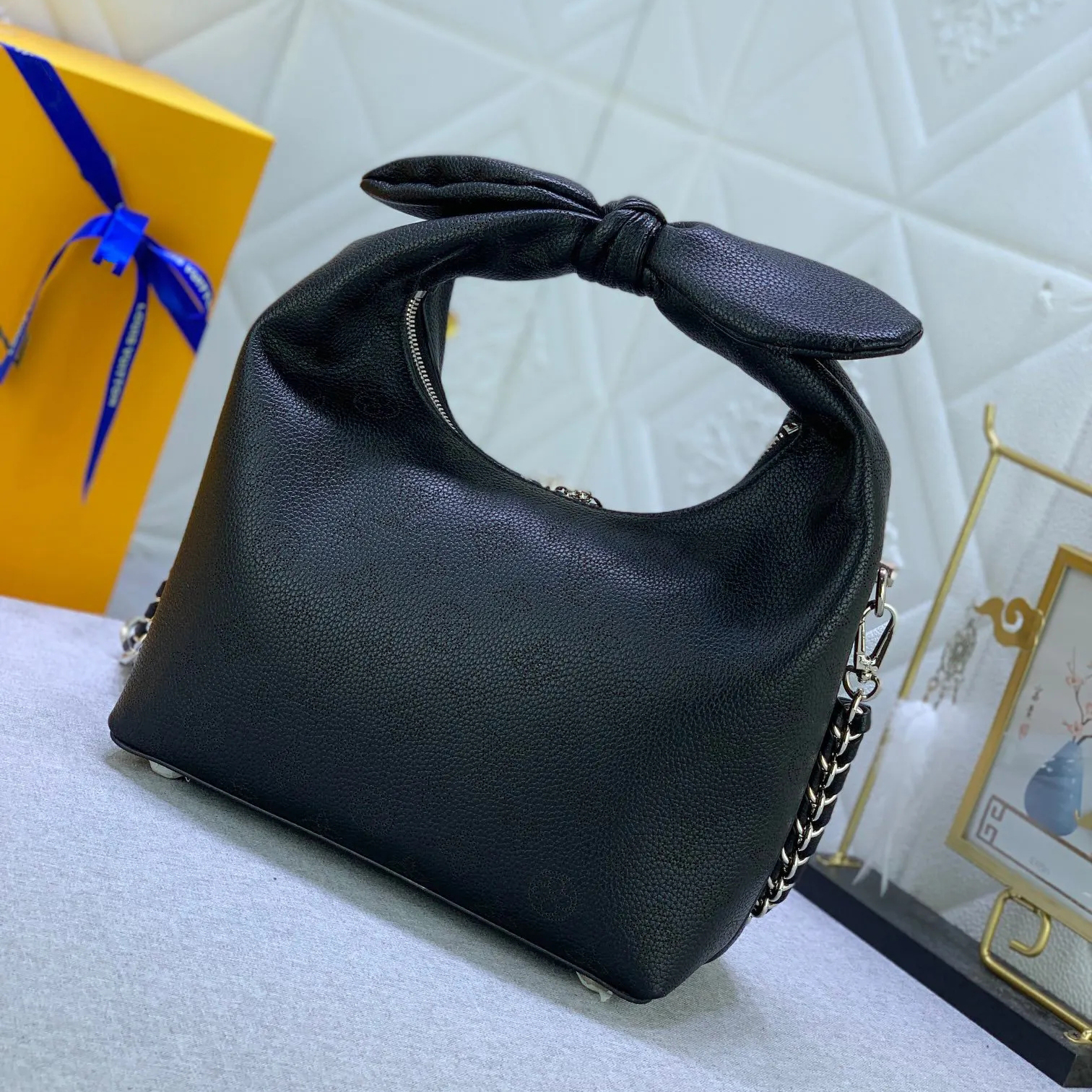 7A quality WHY KNOT PM Perforated Mahina Leather Shoulder Bag M20700 Cream Beige Womens Knot-shape Designer Handle Bag Braided Chain Luxury Cross Body, Khaki
7A quality WHY KNOT PM Perforated Mahina Leather Shoulder Bag M20700 Cream Beige Womens Knot-shape Designer Handle Bag Braided Chain Luxury Cross Body, Khaki