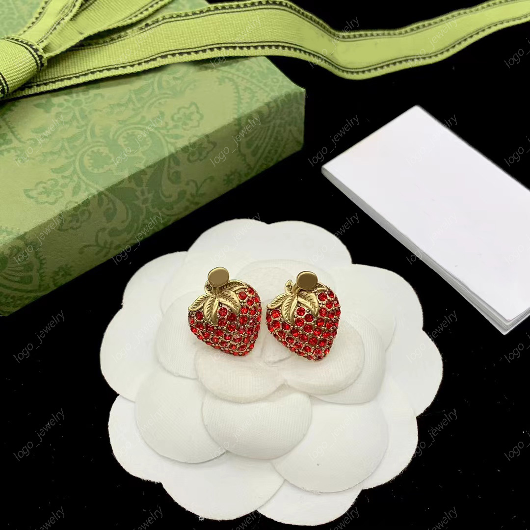 2023 New Red Diamond Strawberry Stud Earrings aretes orecchini Brass material 925 Silver Pin personality earrings Women's wedding party jewelry
2023 New Red Diamond Strawberry Stud Earrings aretes orecchini Brass material 925 Silver Pin personality earrings Women's wedding party jewelry