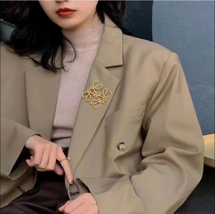 New Fashion Anagram pendant necklace asymmetric women retro earrings brass 18K gold plated ear stud hoop ladies brooch Designer Jewelry LE-100
New Fashion Anagram pendant necklace asymmetric women retro earrings brass 18K gold plated ear stud hoop ladies brooch Designer Jewelry LE-100