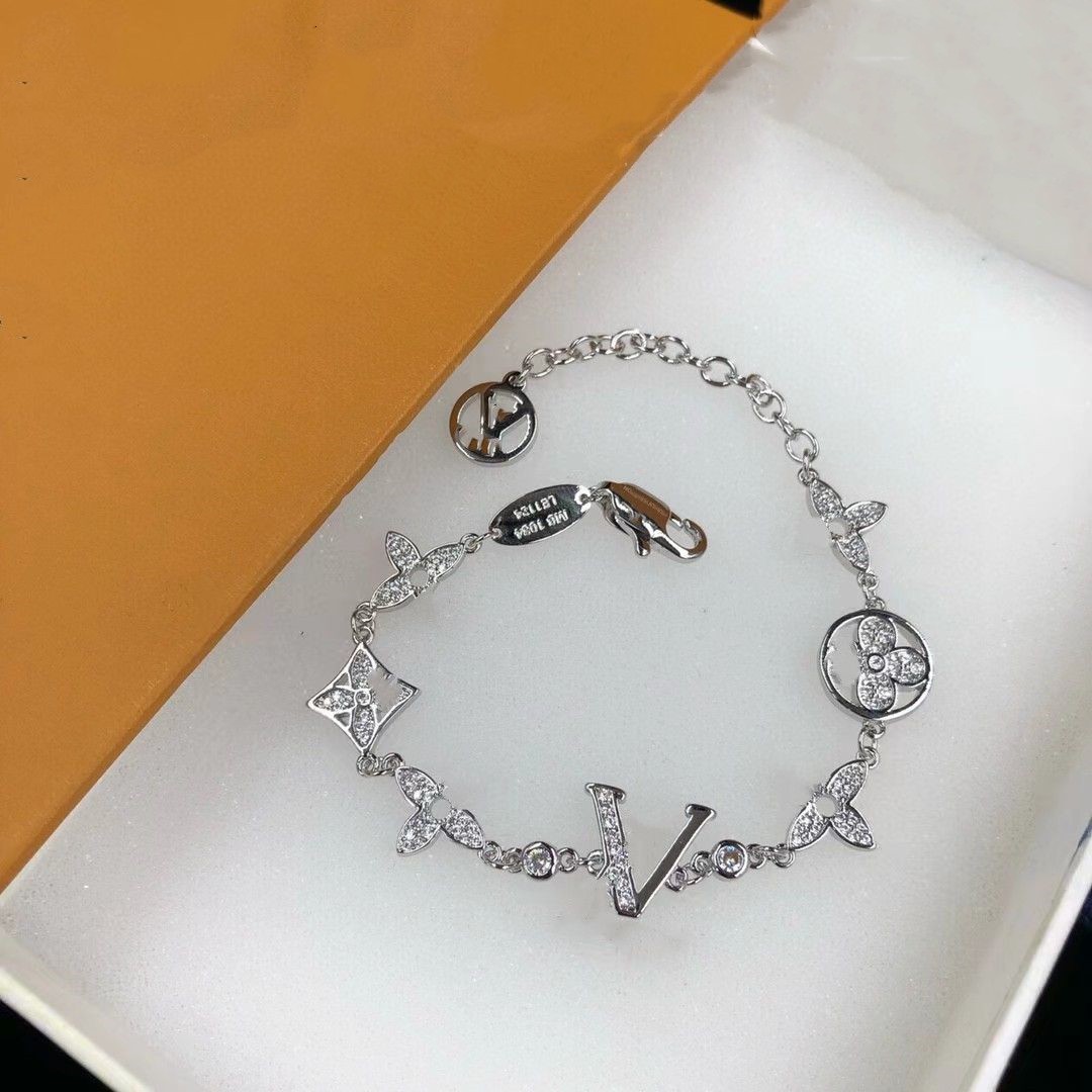 Luxury Designer Elegant Gold and Silver Bracelet Fashion Women's Letter Pendant Clover Bracelet Wedding Special Design Jewelry Quality
Luxury Designer Elegant Gold and Silver Bracelet Fashion Women's Letter Pendant Clover Bracelet Wedding Special Design Jewelry Quality