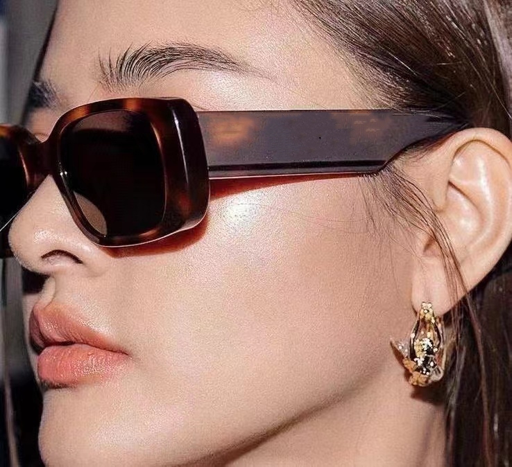Fashion Classic Sunglasses For Men Women Black White Small Frame Eyeglasses Outdoor Beach Shades Travelling Ladies Designer Letter Pattern Cool Sun Glasses 032801
Fashion Classic Sunglasses For Men Women Black White Small Frame Eyeglasses Outdoor Beach Shades Travelling Ladies Designer Letter Pattern Cool Sun Glasses 032801