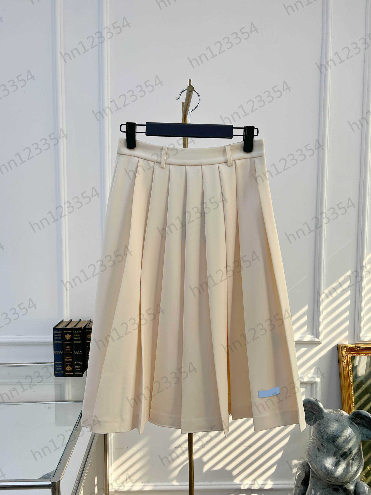 Womens Designer Skirt Clothes Ladies Spring Summer Beige Fashion Casual Relaxed Luxury Simple Elegant Temperament Metal Triangle Belt Pressed Pleated Half Dress
Womens Designer Skirt Clothes Ladies Spring Summer Beige Fashion Casual Relaxed Luxury Simple Elegant Temperament Metal Triangle Belt Pressed Pleated Half Dress