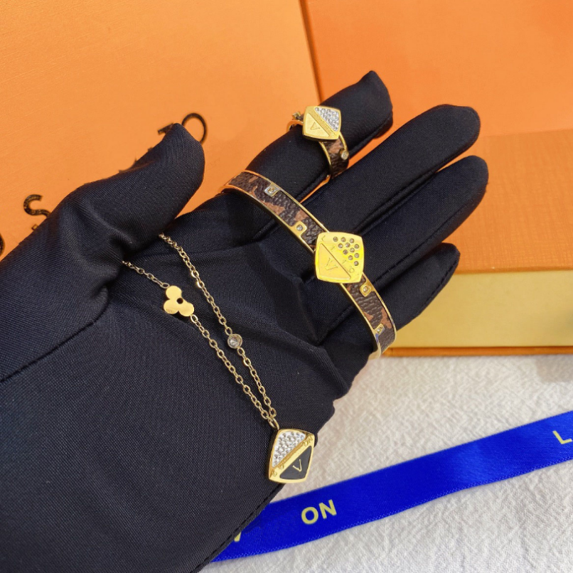 Designer Necklace Earring Set Brand Logo Gold Diamond Bracelets Designer Jewelry Ring monogram Love Bracelet Romantic Girl Ring Multi-size European Celtic Style, S300-size6 ring
Designer Necklace Earring Set Brand Logo Gold Diamond Bracelets Designer Jewelry Ring monogram Love Bracelet Romantic Girl Ring Multi-size European Celtic Style, S300-size6 ring