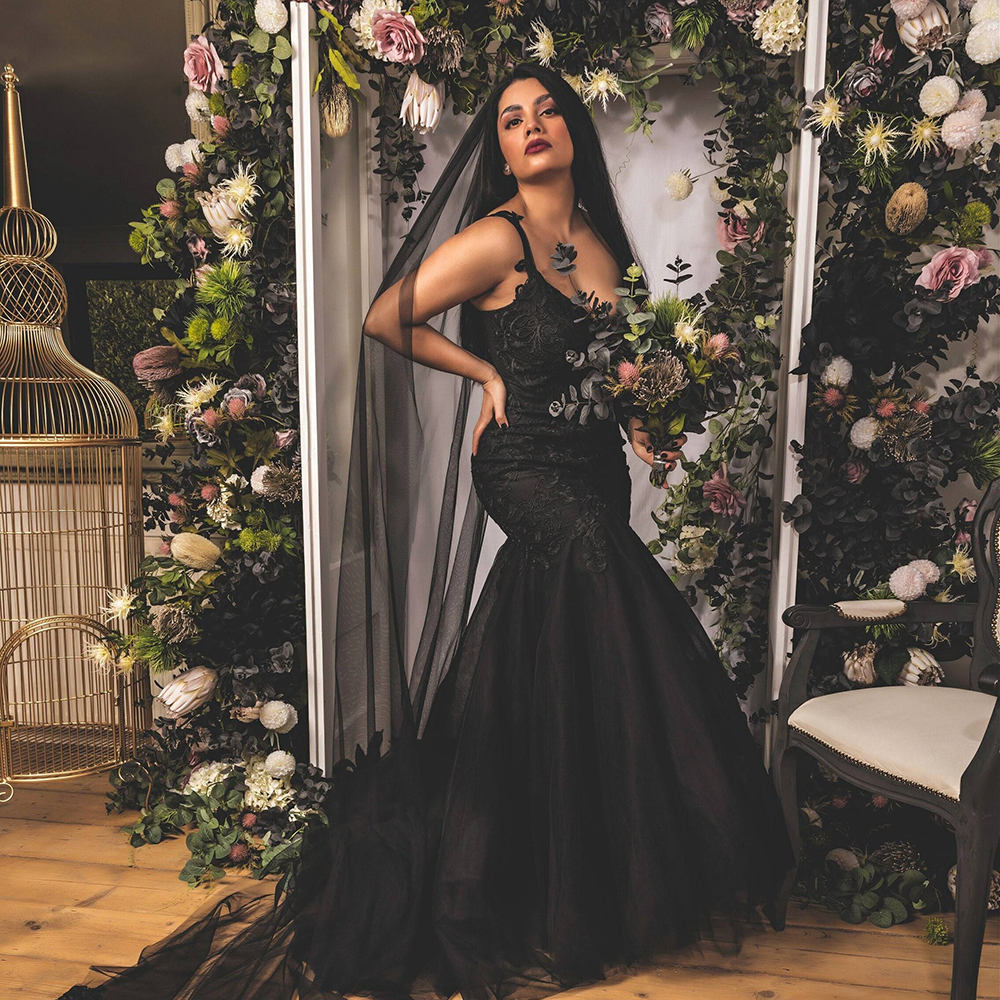 Spaghetti Black Gothic Mermaid Wedding Dresses Sweep Train Lace Appliques V-Neck Sleeveless Summer Beach Country Bridal Gowns 2023 Vintage Vestido