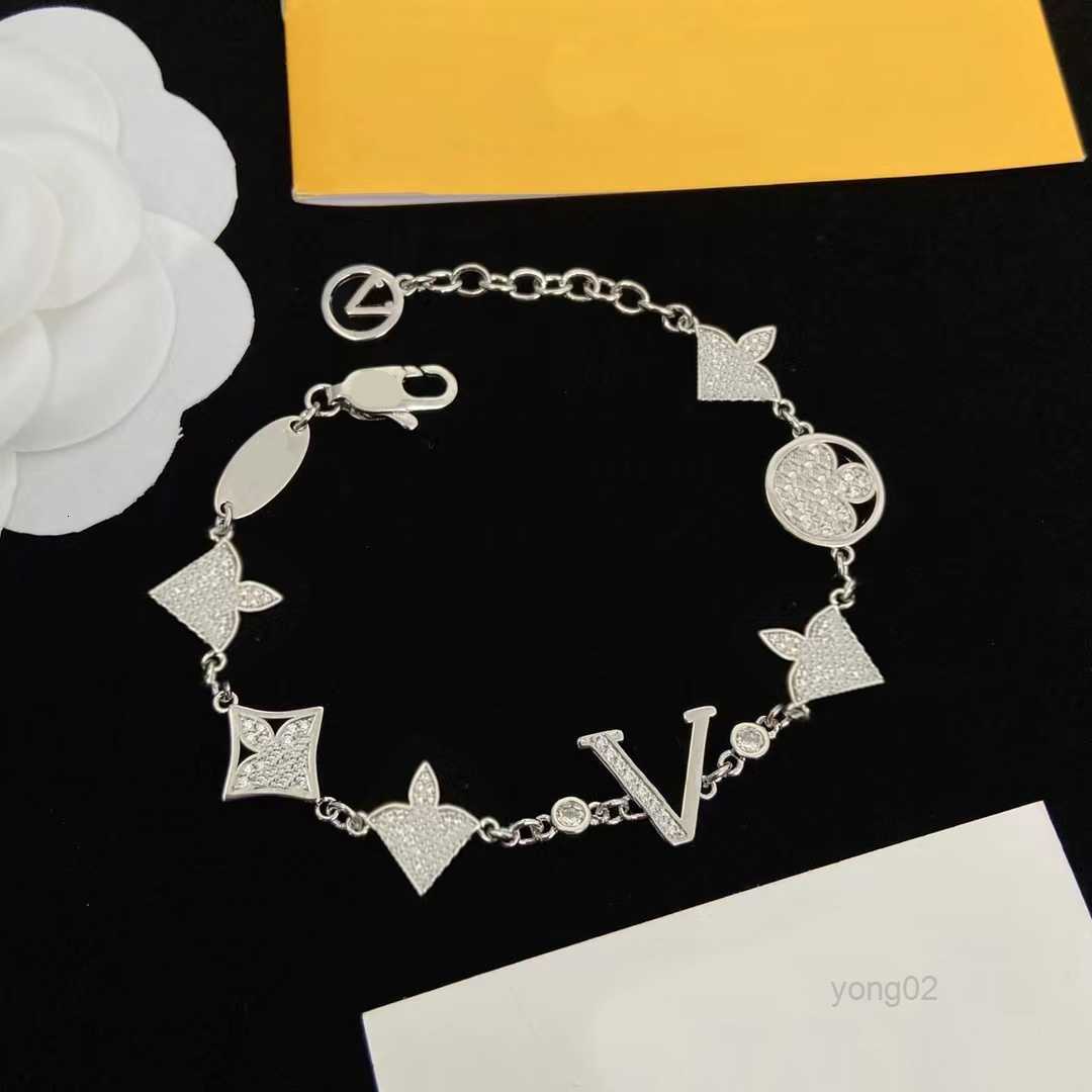 17 Style Bracelet Four Leaf Clover Charm Bracelets Elegant Fashion 18k Gold Agate Shell Chain Mother Women Girls Couple Holiday Birthday Party Gifts Chainsxcut
17 Style Bracelet Four Leaf Clover Charm Bracelets Elegant Fashion 18k Gold Agate Shell Chain Mother Women Girls Couple Holiday Birthday Party Gifts Chainsxcut