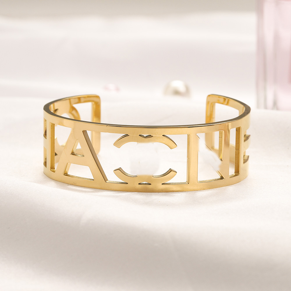 Classic Bracelets Link Chain Women Brand Letter Open Bangle 18K Gold Plated Geometry Stainless Steel Hollow out Wristband Cuff Chains Designer Wedding Jewelry
Classic Bracelets Link Chain Women Brand Letter Open Bangle 18K Gold Plated Geometry Stainless Steel Hollow out Wristband Cuff Chains Designer Wedding Jewelry