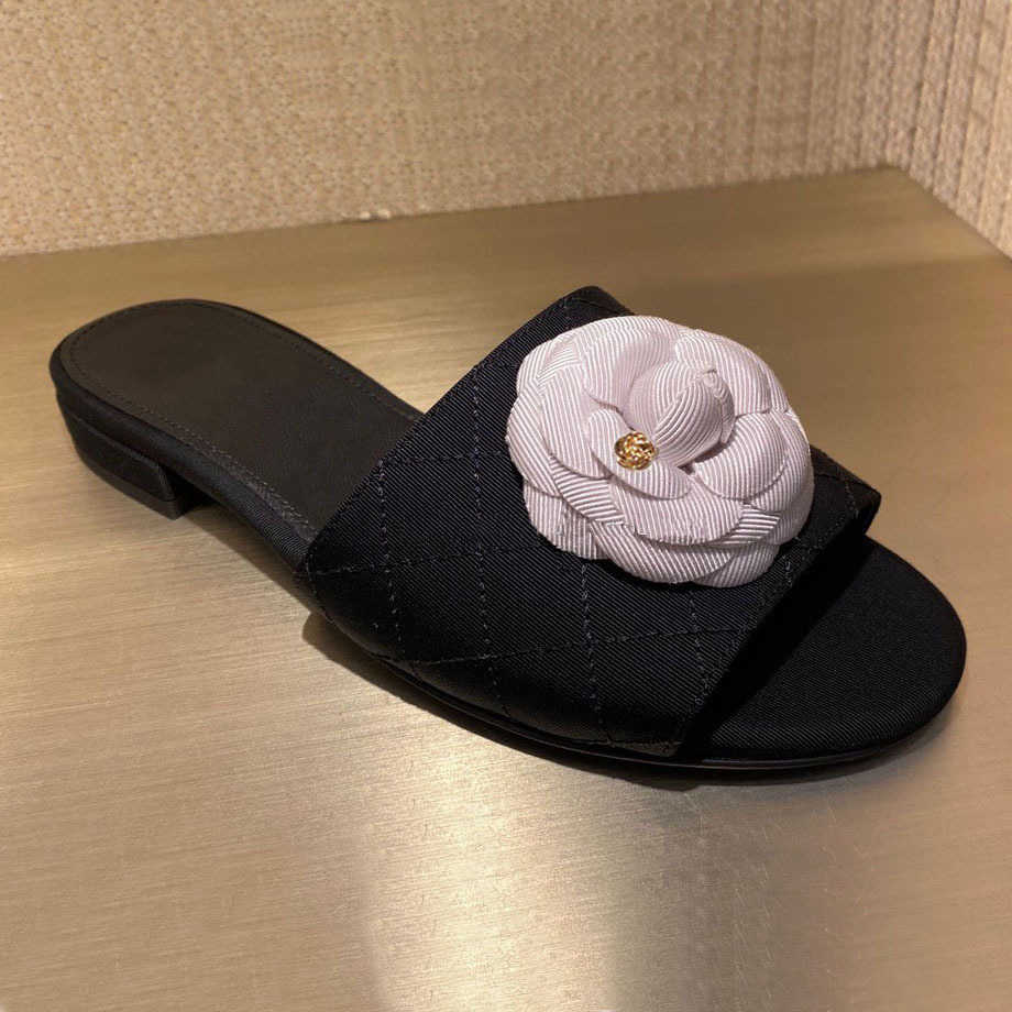 Slippers 2022 new designer camellia flower slippers women plaid leather slides shoes floral buckle leather flip flops woman flat sandales G230328, Beige
Slippers 2022 new designer camellia flower slippers women plaid leather slides shoes floral buckle leather flip flops woman flat sandales G230328, Beige