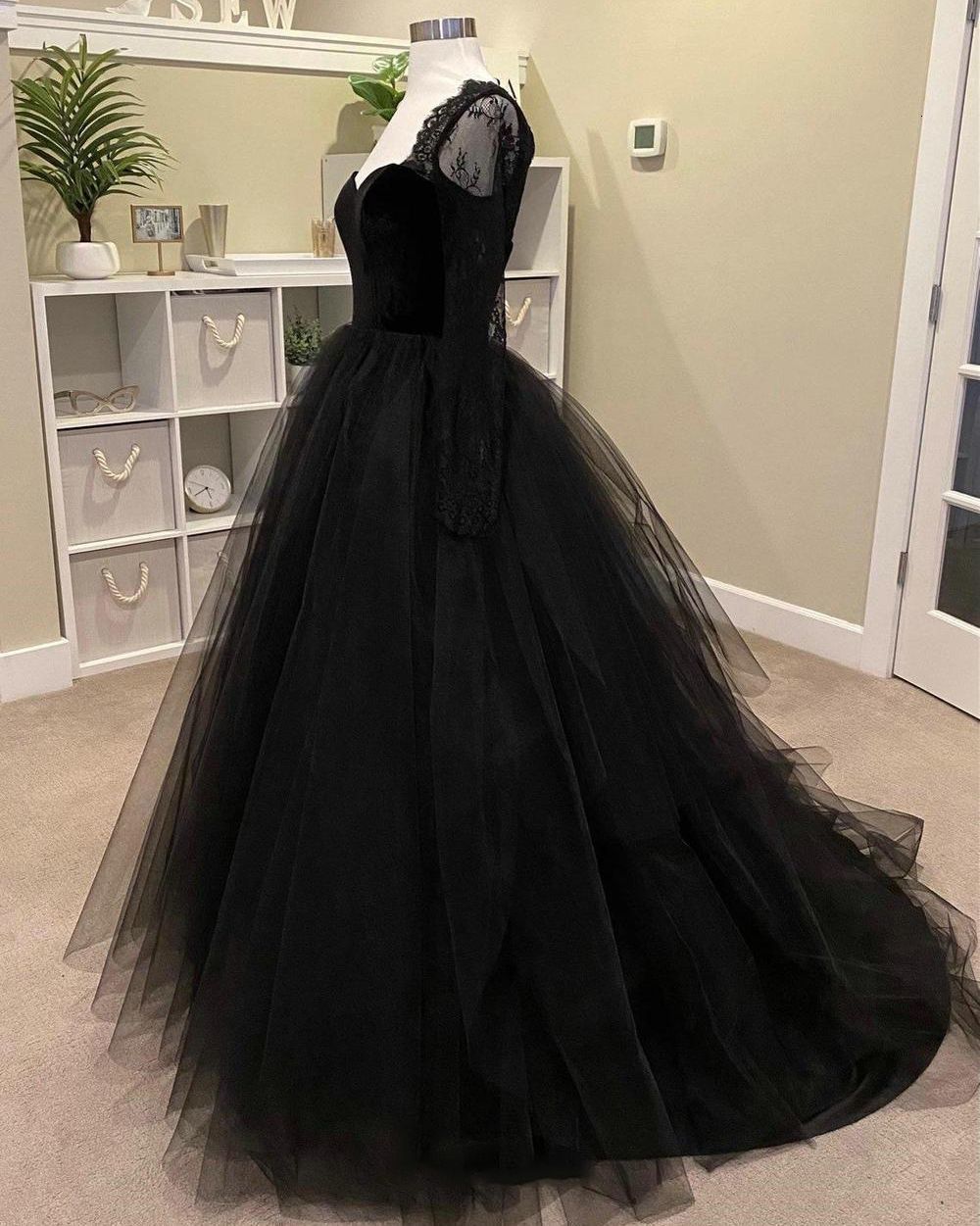 Party Dresses DREAM Gothic Long Sleeves Tulle Wedding Lace Appliques Sweep Black Gown Sweetheart Tiered Bridal 230328