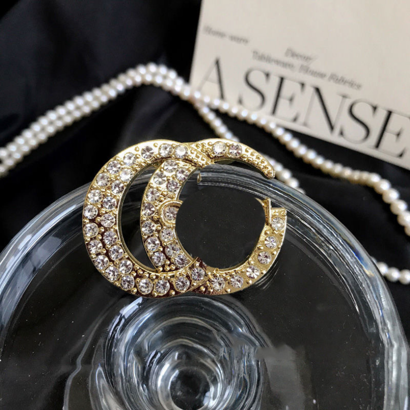 Designer Diamond Letter Brooches 18k Gold Plated Badge Brooch Luxury Jewelry Women Lapel Pins Romantic Design Logo Stamp Brooch Wedding Party Dress Pins With Box
Designer Diamond Letter Brooches 18k Gold Plated Badge Brooch Luxury Jewelry Women Lapel Pins Romantic Design Logo Stamp Brooch Wedding Party Dress Pins With Box