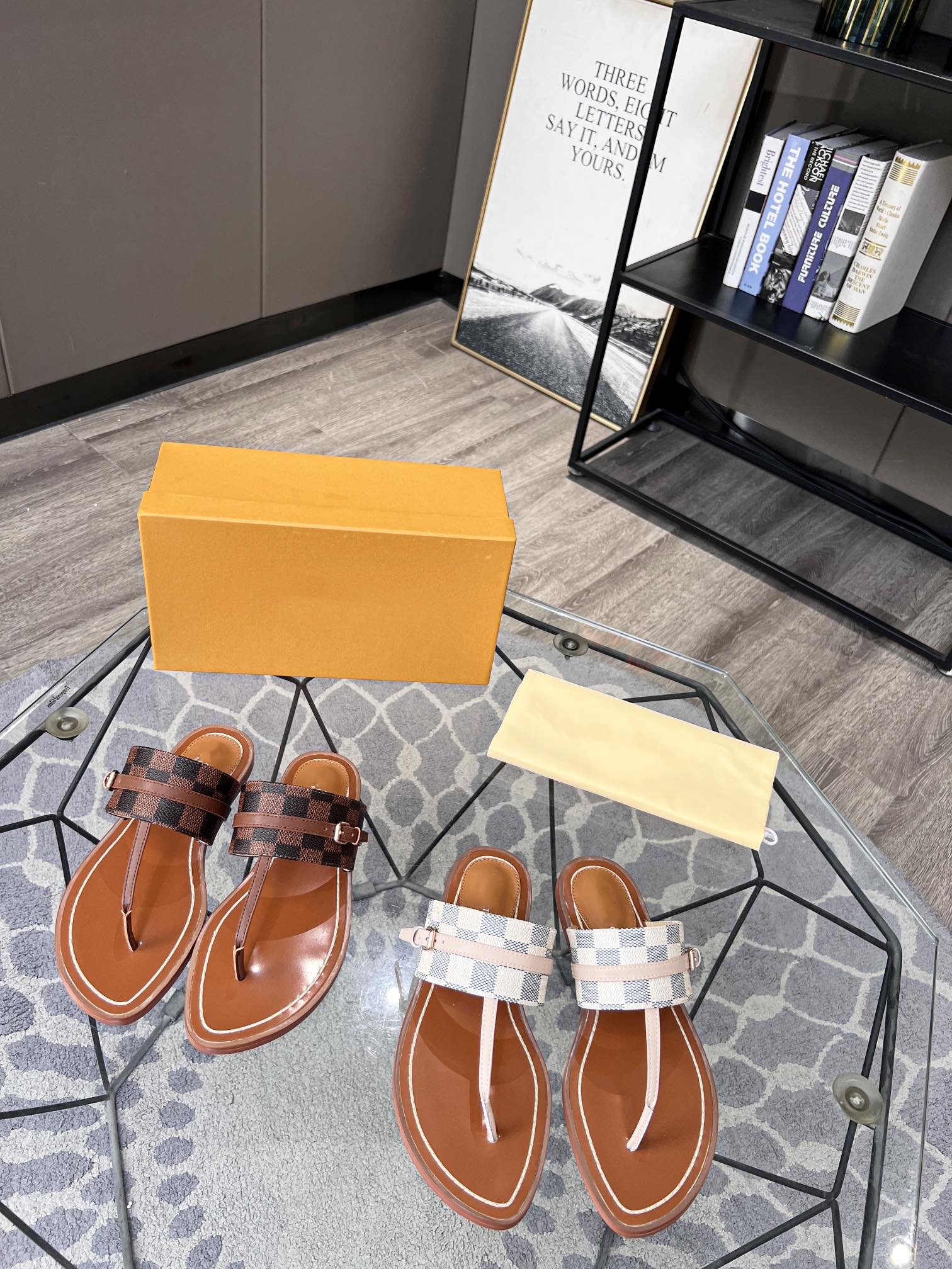 Designer women's sandals l slippers flip flops gold classic luxury flat bottom thick bottom embroidery print 35-42 with yellow box
Designer women's sandals l slippers flip flops gold classic luxury flat bottom thick bottom embroidery print 35-42 with yellow box