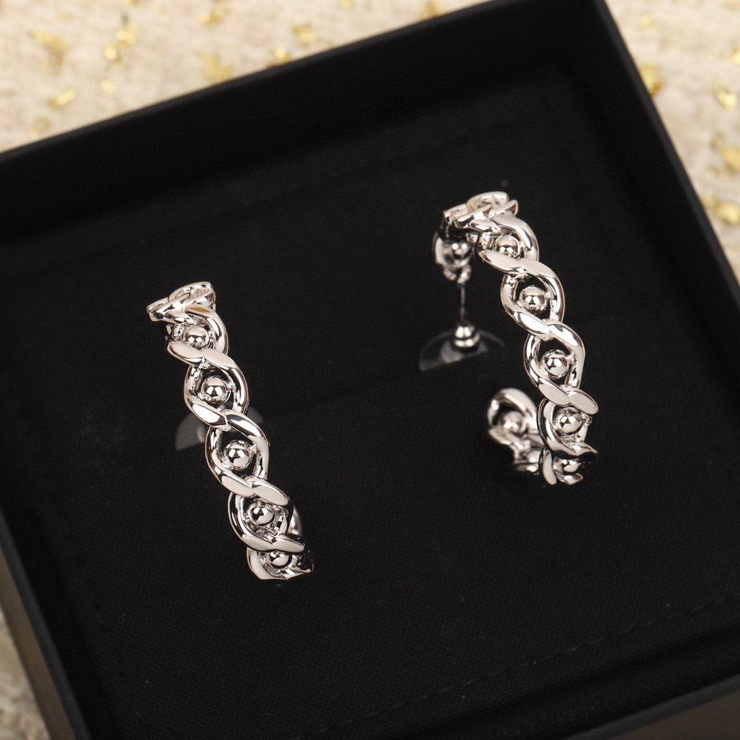 2023 Luxury quality charm half round shape hollow design have box stamp in silver plated PS7730A
2023 Luxury quality charm half round shape hollow design have box stamp in silver plated PS7730A