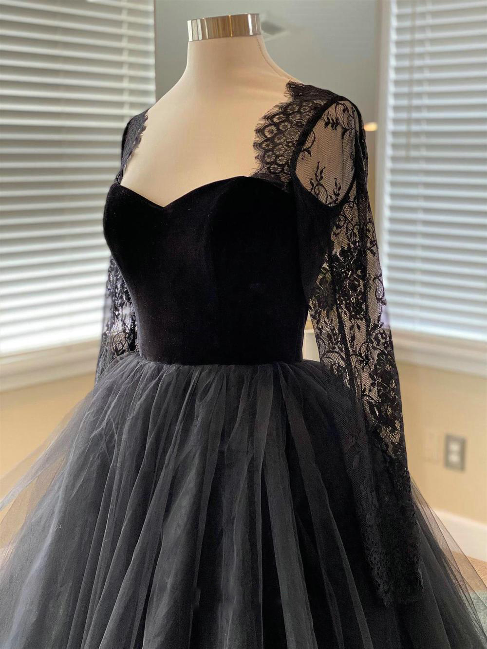 Party Dresses DREAM Gothic Long Sleeves Tulle Wedding Lace Appliques Sweep Black Gown Sweetheart Tiered Bridal 230328