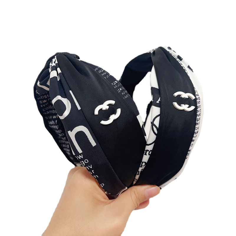 Korean Fabric Headband Women Romantic Gift Black Hai Hoop Brand monogram Hairband Springtime Fashion Versatile Hairband Couple Family Gift Wide Edge HairClip
Korean Fabric Headband Women Romantic Gift Black Hai Hoop Brand monogram Hairband Springtime Fashion Versatile Hairband Couple Family Gift Wide Edge HairClip