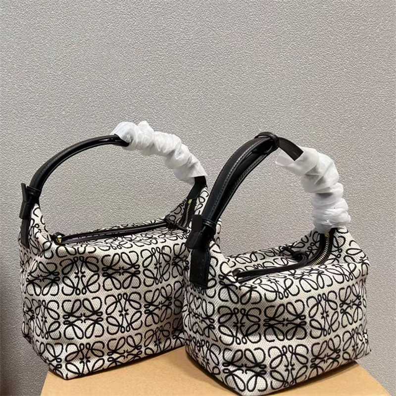 Matching Pattern New Luojia Cubi Lunch Box Bag Embroidered Jacquard Medieval Women's Underarm Leather Handheld, Black5
Matching Pattern New Luojia Cubi Lunch Box Bag Embroidered Jacquard Medieval Women's Underarm Leather Handheld, Black5