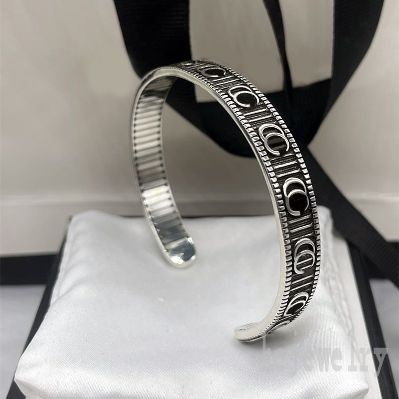 Metal bangles for women thin classic style cuff bracelet gem green enamel unique design plated silver double g pattern designer bracelets textured piping ZB059 E23
Metal bangles for women thin classic style cuff bracelet gem green enamel unique design plated silver double g pattern designer bracelets textured piping ZB059 E23