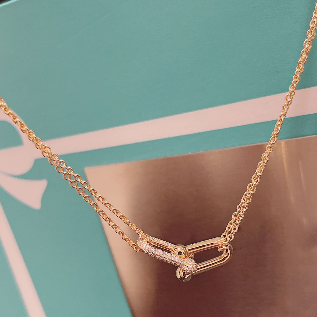 Luxurys Designers Necklaces Pendant Necklaces For Women With Earrings Link Chain Fashion Jewelry Accessories good
Luxurys Designers Necklaces Pendant Necklaces For Women With Earrings Link Chain Fashion Jewelry Accessories good