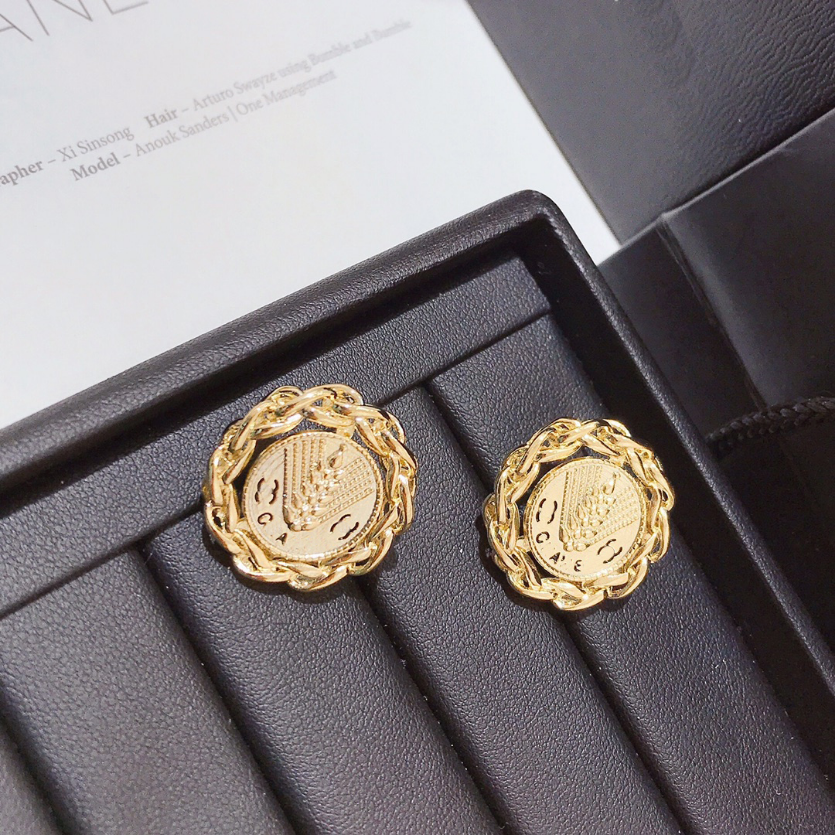 18k Gold Earrings Stud Designer Love Stamp Earring European Luxury Jewelry Earring Romantic Couple Accessories Fashion Versatile Exquisite Design Gifts Family
18k Gold Earrings Stud Designer Love Stamp Earring European Luxury Jewelry Earring Romantic Couple Accessories Fashion Versatile Exquisite Design Gifts Family