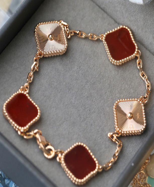 Clover Bracelet Bangle For Woman Four Leaf Clover Bracelets Gold Chain Links Designer Braclets Love Armband Love Bangles Moissanit1191379
Clover Bracelet Bangle For Woman Four Leaf Clover Bracelets Gold Chain Links Designer Braclets Love Armband Love Bangles Moissanit1191379