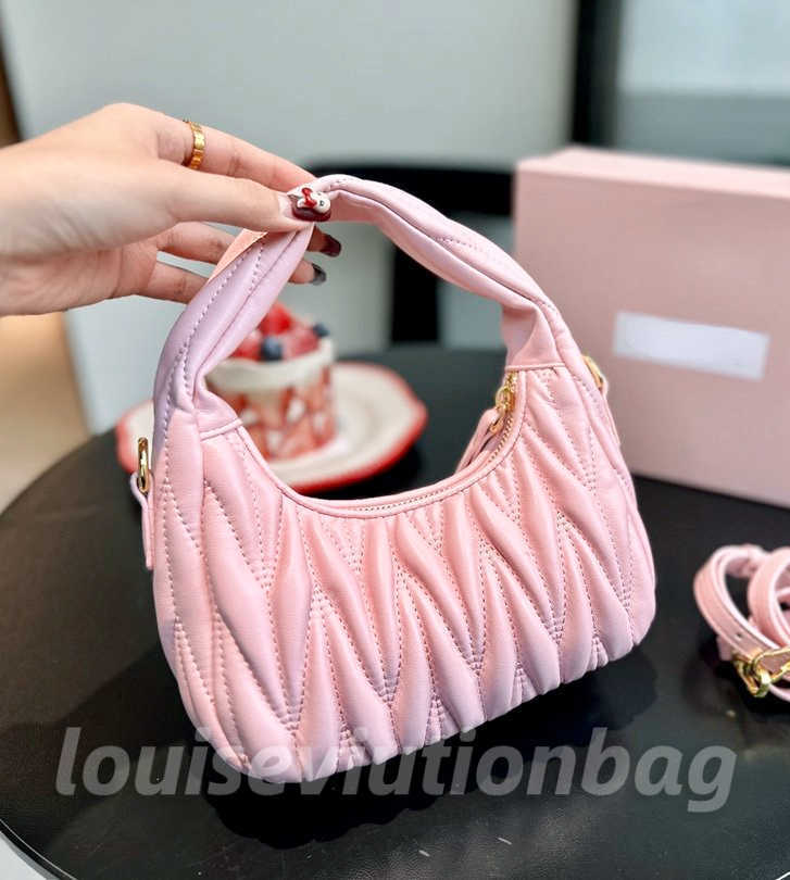 Hobo Miu Wander Matelasse nappa bag shoulder bags handbags Luxury wallet womens designer Cross body purses Totes Clutch Bags wander bag hobo 103735
Hobo Miu Wander Matelasse nappa bag shoulder bags handbags Luxury wallet womens designer Cross body purses Totes Clutch Bags wander bag hobo 103735