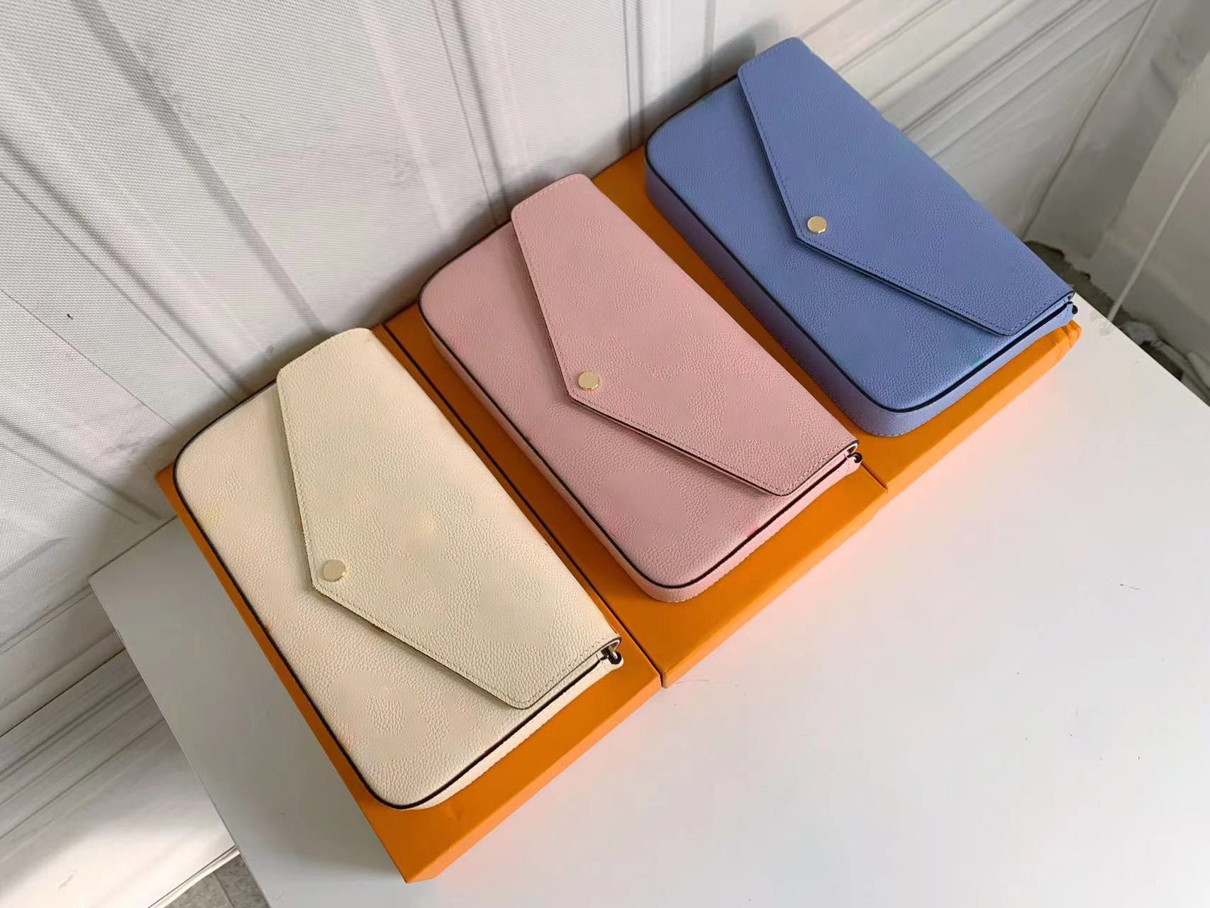 2023 Luxury ladies wallet shoulder strap bag high quality designer three-piece set of coin purse cross-body bag clutch bags 0498, 80498#blue
2023 Luxury ladies wallet shoulder strap bag high quality designer three-piece set of coin purse cross-body bag clutch bags 0498, 80498#blue