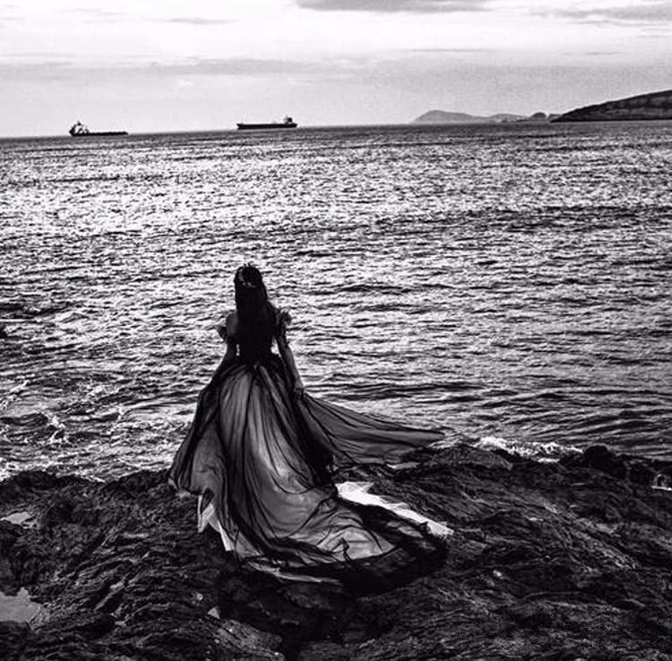 Party Dresses Gothic Black and Champagne Beach Wedding Off Shoulder Chapel Train Fairy Princess Outdoor Bride Gowns 230328