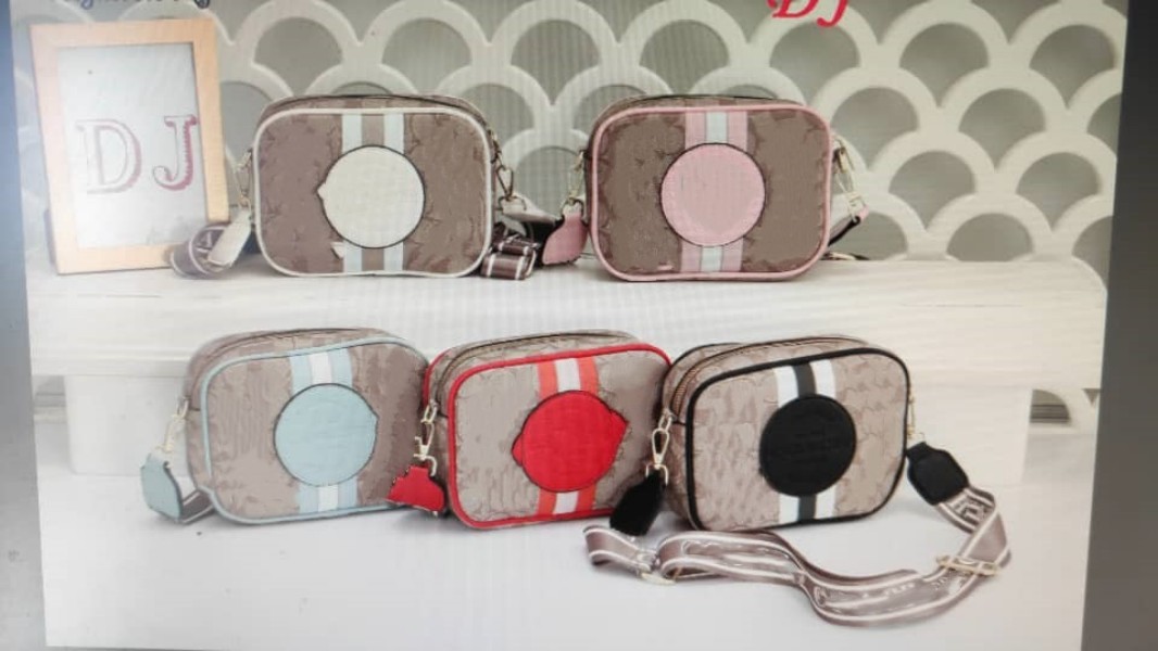 2023 New Women Bag Luxury Handbag Shoulder Bag Brand Shaped Designer Canvas Leather Ladies Metal Clamshell Messenger Bags 8818, Red
2023 New Women Bag Luxury Handbag Shoulder Bag Brand Shaped Designer Canvas Leather Ladies Metal Clamshell Messenger Bags 8818, Red