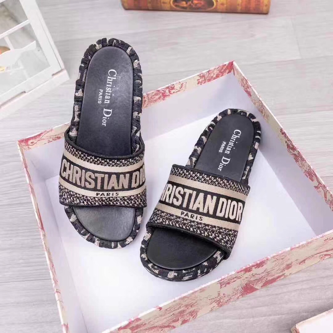 2021 Beach Thick bottom Cartoon slippers fashion summer sexy Outdoor platform lady Sandals Alphabet Leather designer Hotel Bath women shoes Large size 35-42, Black
2021 Beach Thick bottom Cartoon slippers fashion summer sexy Outdoor platform lady Sandals Alphabet Leather designer Hotel Bath women shoes Large size 35-42, Black