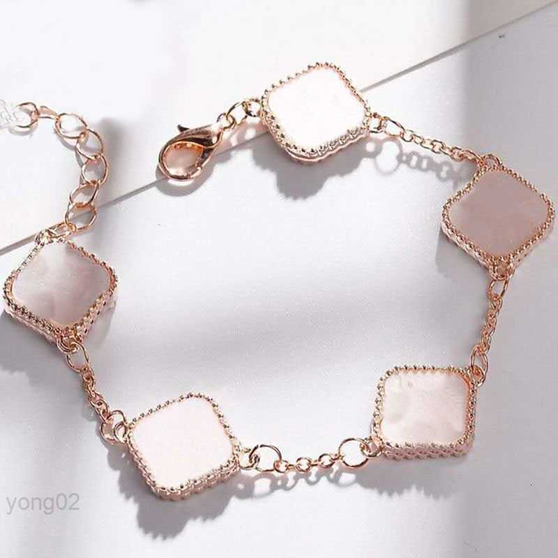 Green Clovers Bracelets Designers Four Leaf Chains Mother of Pearl Bangles for Boys Fashion Luxurious Jewelry Classical Women Mens Charm F23
Green Clovers Bracelets Designers Four Leaf Chains Mother of Pearl Bangles for Boys Fashion Luxurious Jewelry Classical Women Mens Charm F23