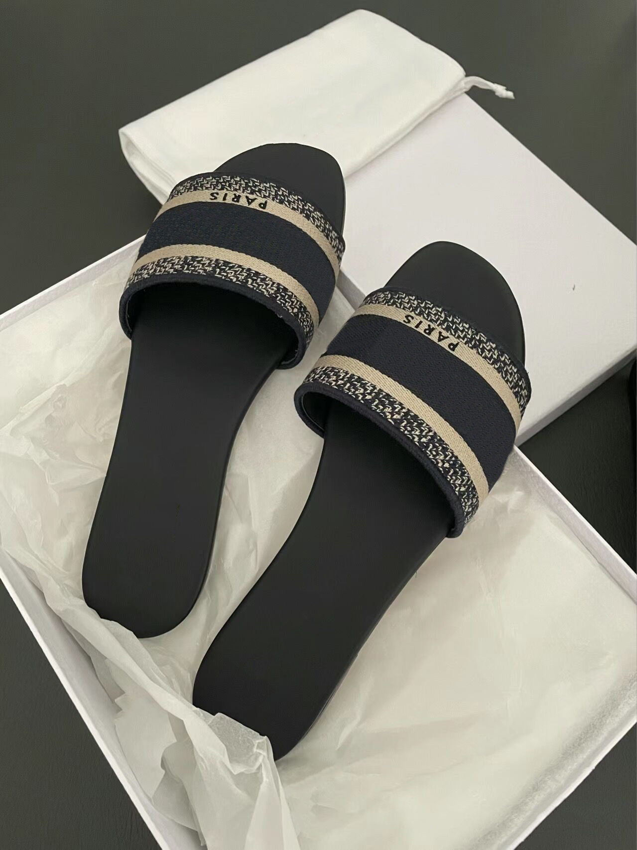 2023 Designer Women Flat Sandals Slides Mule Shoe Luxury Brands Shoes Woman Ladies Summer Flip Flops Slippers Fashion Miller with box, 011
2023 Designer Women Flat Sandals Slides Mule Shoe Luxury Brands Shoes Woman Ladies Summer Flip Flops Slippers Fashion Miller with box, 011