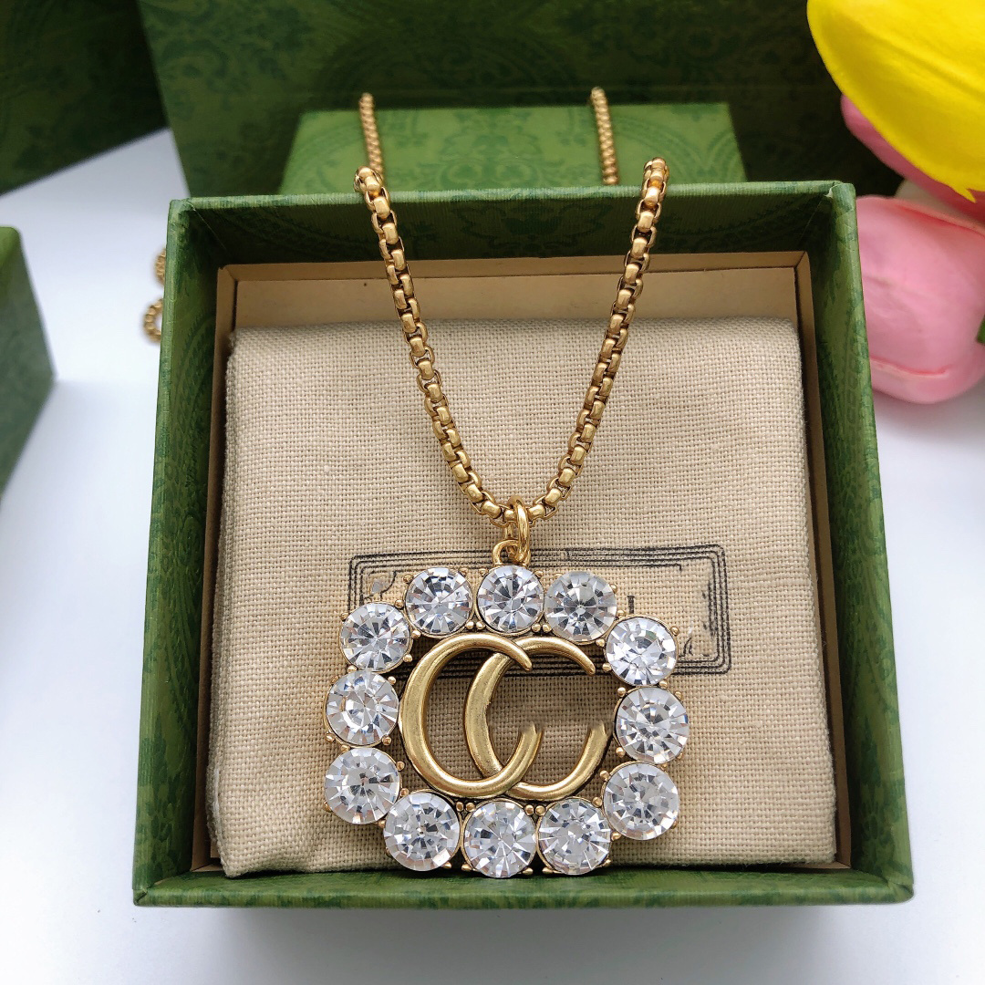 Designer Pendant Necklaces Letter Double G Logo Chains Necklaces Luxury Women Fashion Jewelry Metal GGity Crystal Pearl Necklace Gift 6765
Designer Pendant Necklaces Letter Double G Logo Chains Necklaces Luxury Women Fashion Jewelry Metal GGity Crystal Pearl Necklace Gift 6765