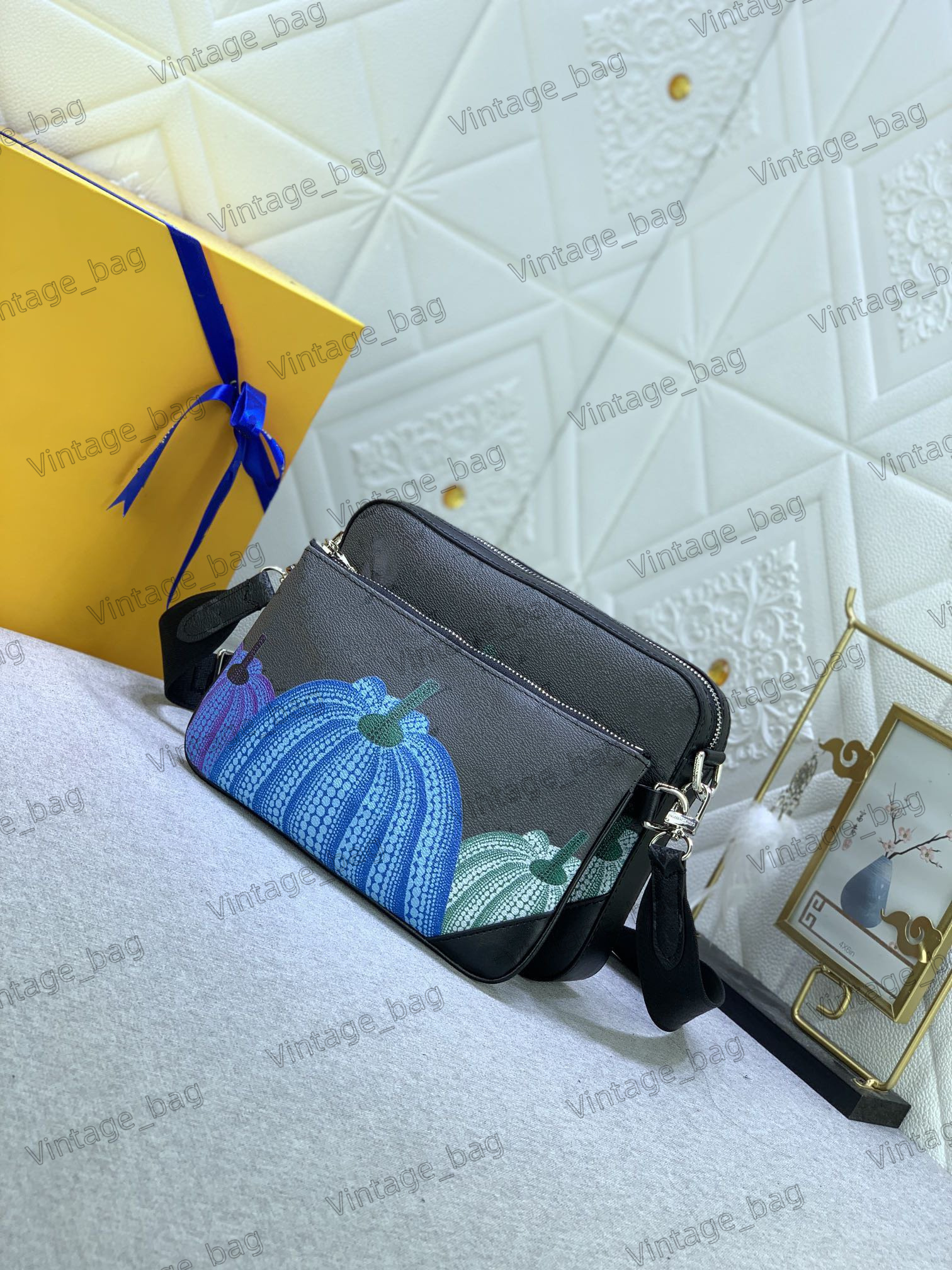 Men Trio Messenger Bag x Yayoi Kusama Shoulder Bags with Removable Front Pocket Pumpkin Charm Dots Cross Body Monograms Embossed Luxurys M69443
Men Trio Messenger Bag x Yayoi Kusama Shoulder Bags with Removable Front Pocket Pumpkin Charm Dots Cross Body Monograms Embossed Luxurys M69443