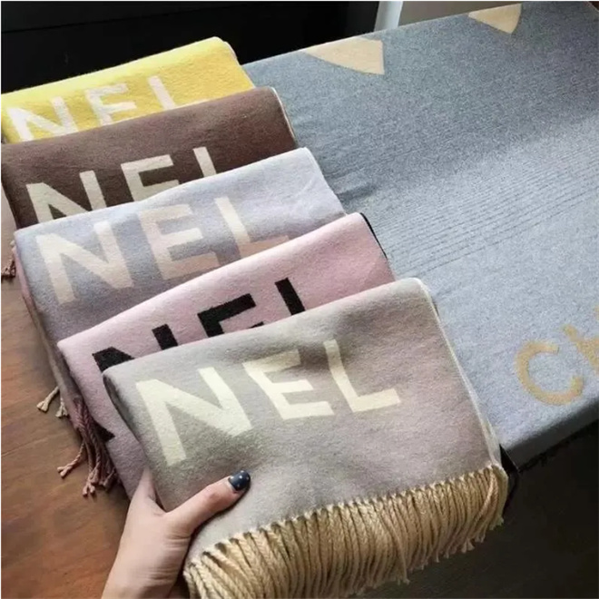 Stylish Women Cashmere Scarf Full Letter Printed Scarves Soft Touch Warm Wraps With Tags Autumn Winter Long Shawls 20 Colors are optional AAA6666
Stylish Women Cashmere Scarf Full Letter Printed Scarves Soft Touch Warm Wraps With Tags Autumn Winter Long Shawls 20 Colors are optional AAA6666