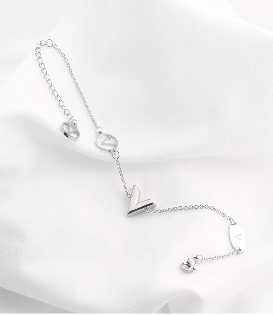 Designer Jewelry Golden Bracelets Necklace Earrings Charm round letter L home women bracelet link luxury designer hollow birthday 6381928
Designer Jewelry Golden Bracelets Necklace Earrings Charm round letter L home women bracelet link luxury designer hollow birthday 6381928