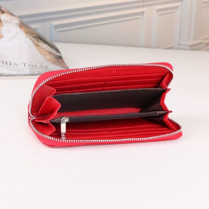 2023 designer bag Patent leather Fashion shinny leather card holder coin purse top quality classic long zipper pocket tote bag famous brand Clutch wallet tote bag CHA, Red
2023 designer bag Patent leather Fashion shinny leather card holder coin purse top quality classic long zipper pocket tote bag famous brand Clutch wallet tote bag CHA, Red