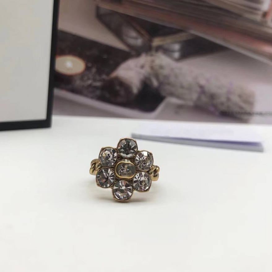 Woman With Side Stones Band Rings Designer Fashion Double G Wedding Ring Luxury Jewelry Men Gift GGity Metal Style Open Ring Crystal Pearl
Woman With Side Stones Band Rings Designer Fashion Double G Wedding Ring Luxury Jewelry Men Gift GGity Metal Style Open Ring Crystal Pearl