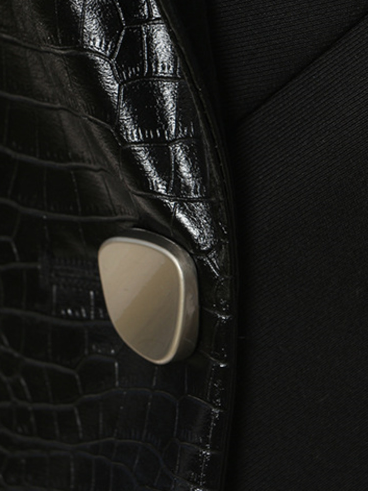 Women's Vests DEAT Fashion Women's Tank Top Notched Neckline Metal Single Button Sleeveless PU Leather Patch Work Waist Coat Autumn 17A4152 