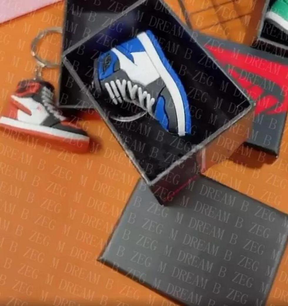 Designer Mini 3D Sneaker Keychain Come With Box Party Favor Men Car Key Ring Brand Basketball Shoes Keychains Kids Gift3336954
Designer Mini 3D Sneaker Keychain Come With Box Party Favor Men Car Key Ring Brand Basketball Shoes Keychains Kids Gift3336954