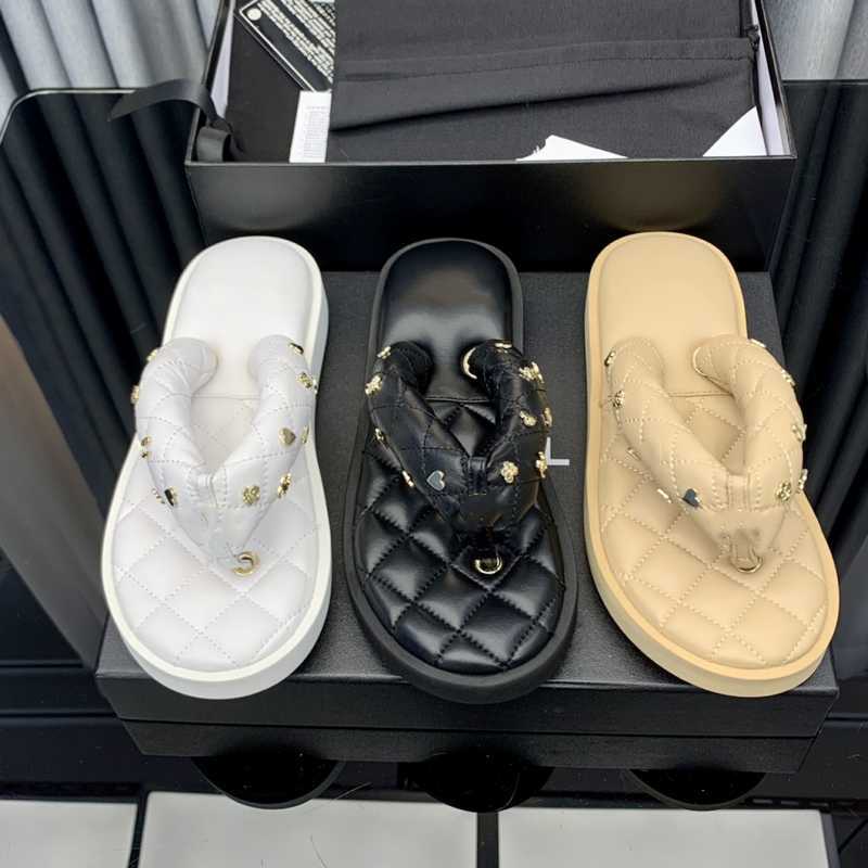 designer Small fragrant wind slippers bread quilted plaids C buckle flip-flops summer channel clip toe cute chubby toot casual female cloud series sandals slides, Kcchp-1
designer Small fragrant wind slippers bread quilted plaids C buckle flip-flops summer channel clip toe cute chubby toot casual female cloud series sandals slides, Kcchp-1