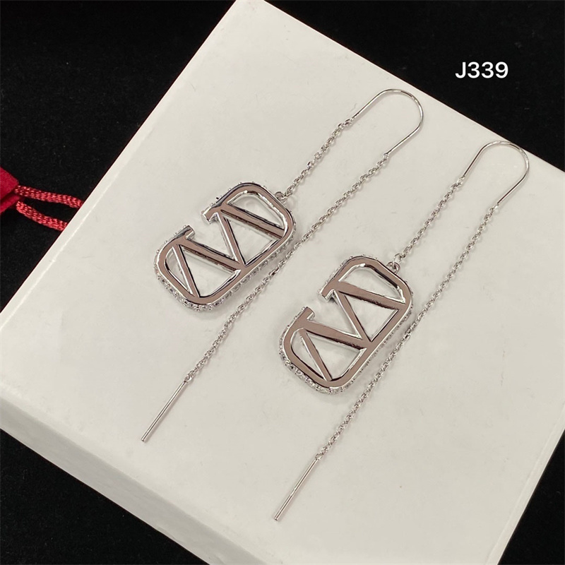 Luxury Ladies Brand Designer Gold Silver Earring Chain Pendant Diamond Stud Earrings Womens Fashion Letter V Hoops Earings Jewelry 2303293BF
Luxury Ladies Brand Designer Gold Silver Earring Chain Pendant Diamond Stud Earrings Womens Fashion Letter V Hoops Earings Jewelry 2303293BF
