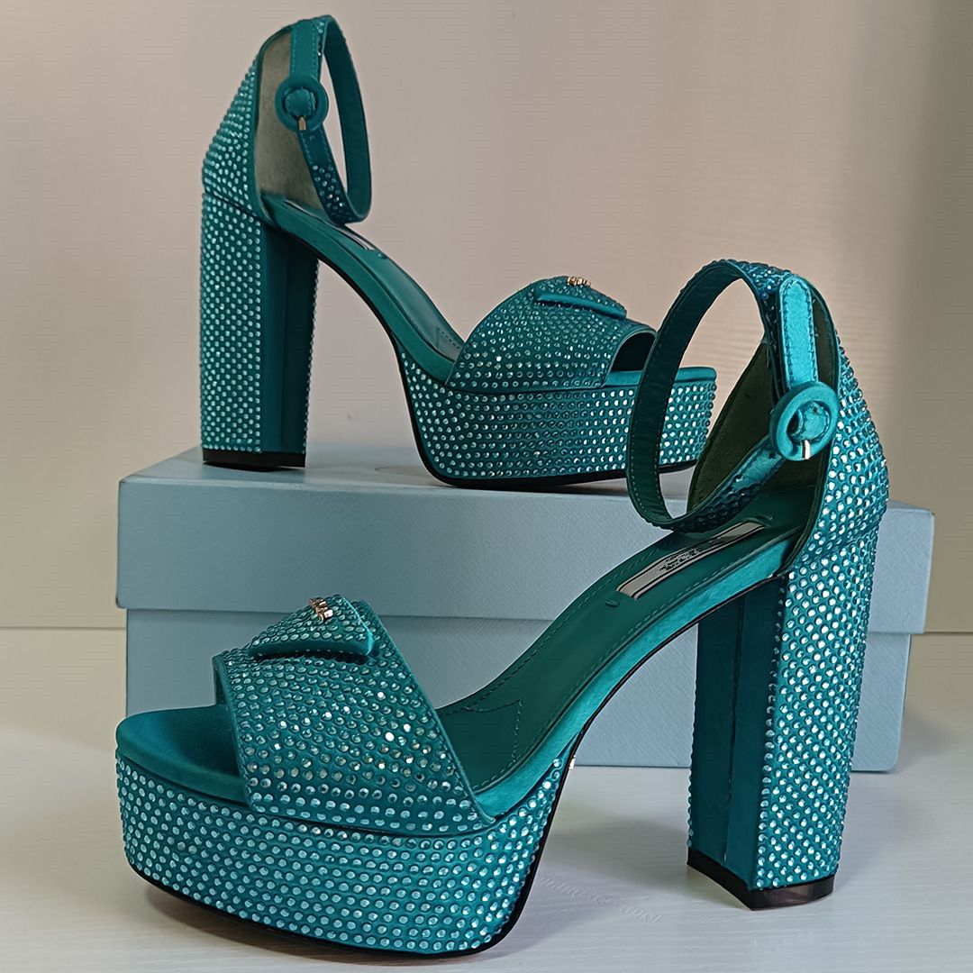 Rhinestone sandals luxury designers women platform with multicolor dress shoes classic triangle 2023 buckles decorated ankle 13 cm high heels women sandal crystal
Rhinestone sandals luxury designers women platform with multicolor dress shoes classic triangle 2023 buckles decorated ankle 13 cm high heels women sandal crystal
