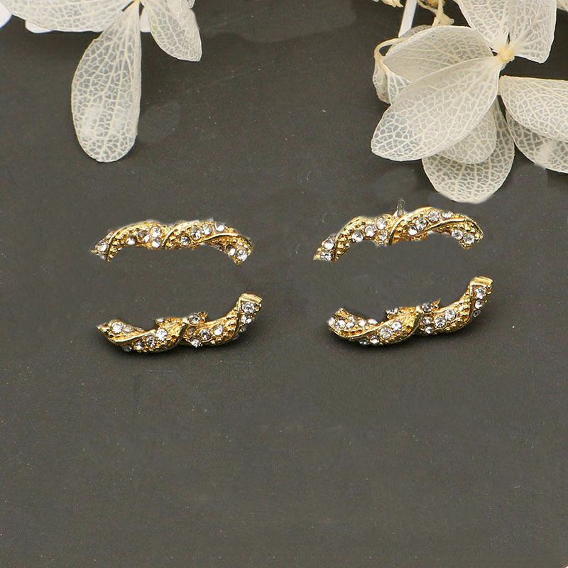 Classic Simple Retro Style Letter Designer Stud Earrings Brand Letter Diamond Earring For Women Jewelry Accessory High Quality Wedding Gifts
Classic Simple Retro Style Letter Designer Stud Earrings Brand Letter Diamond Earring For Women Jewelry Accessory High Quality Wedding Gifts