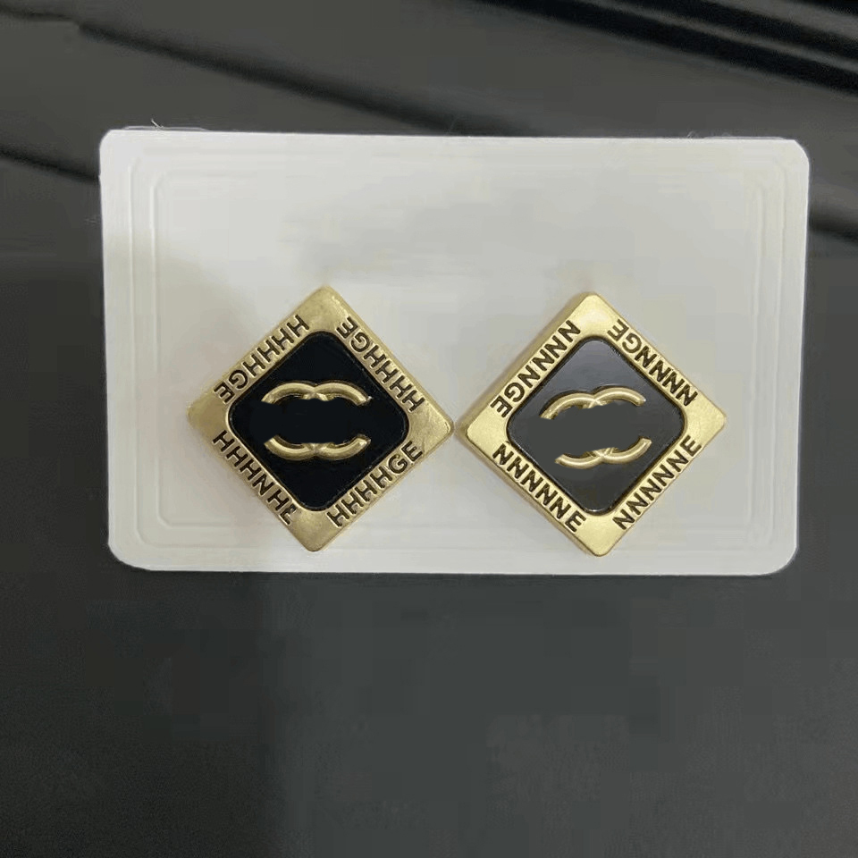 Classic Fashion Style Letter Designer Stud Earrings Brand Letter Square Earring For Women Jewelry Accessory High Quality Wedding Gifts
Classic Fashion Style Letter Designer Stud Earrings Brand Letter Square Earring For Women Jewelry Accessory High Quality Wedding Gifts