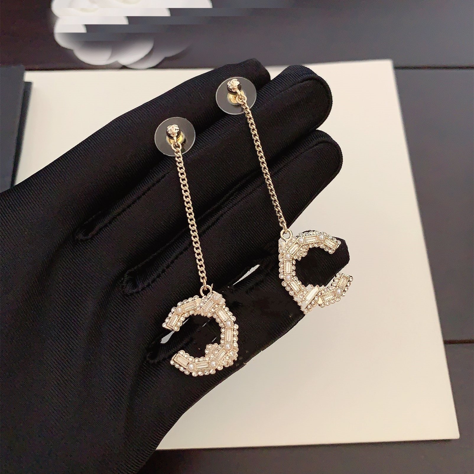 Fashion Womens Geometric Round Pearl Stud Charm Earrings channel Luxury Designer Brand Letter Crystal Rhinestone Earring Women Wedding Party Jewelry zxe48
Fashion Womens Geometric Round Pearl Stud Charm Earrings channel Luxury Designer Brand Letter Crystal Rhinestone Earring Women Wedding Party Jewelry zxe48