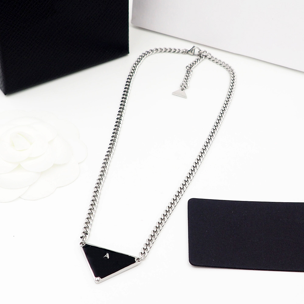 Luxury Sale Pendant Necklaces Fashion for Inverted prad triangle designers brand Jewelry mens womens Highly Quality XP2A
Luxury Sale Pendant Necklaces Fashion for Inverted prad triangle designers brand Jewelry mens womens Highly Quality XP2A