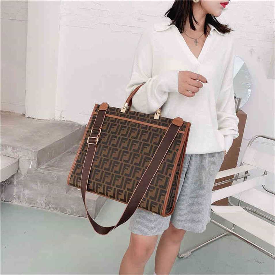 2023 Designer bag Boutique bag large mature and fashionable foreign style one shoulder, Brown
2023 Designer bag Boutique bag large mature and fashionable foreign style one shoulder, Brown