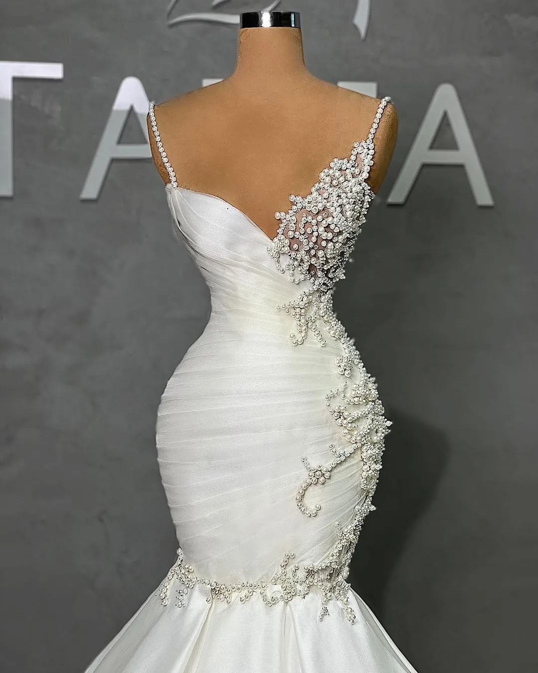 2023 Mermaid Wedding Dresses Bridal Gown Beaded Pearls Spaghetti Straps Sweep Train Ruffles Custom Made Vestidos de novia
