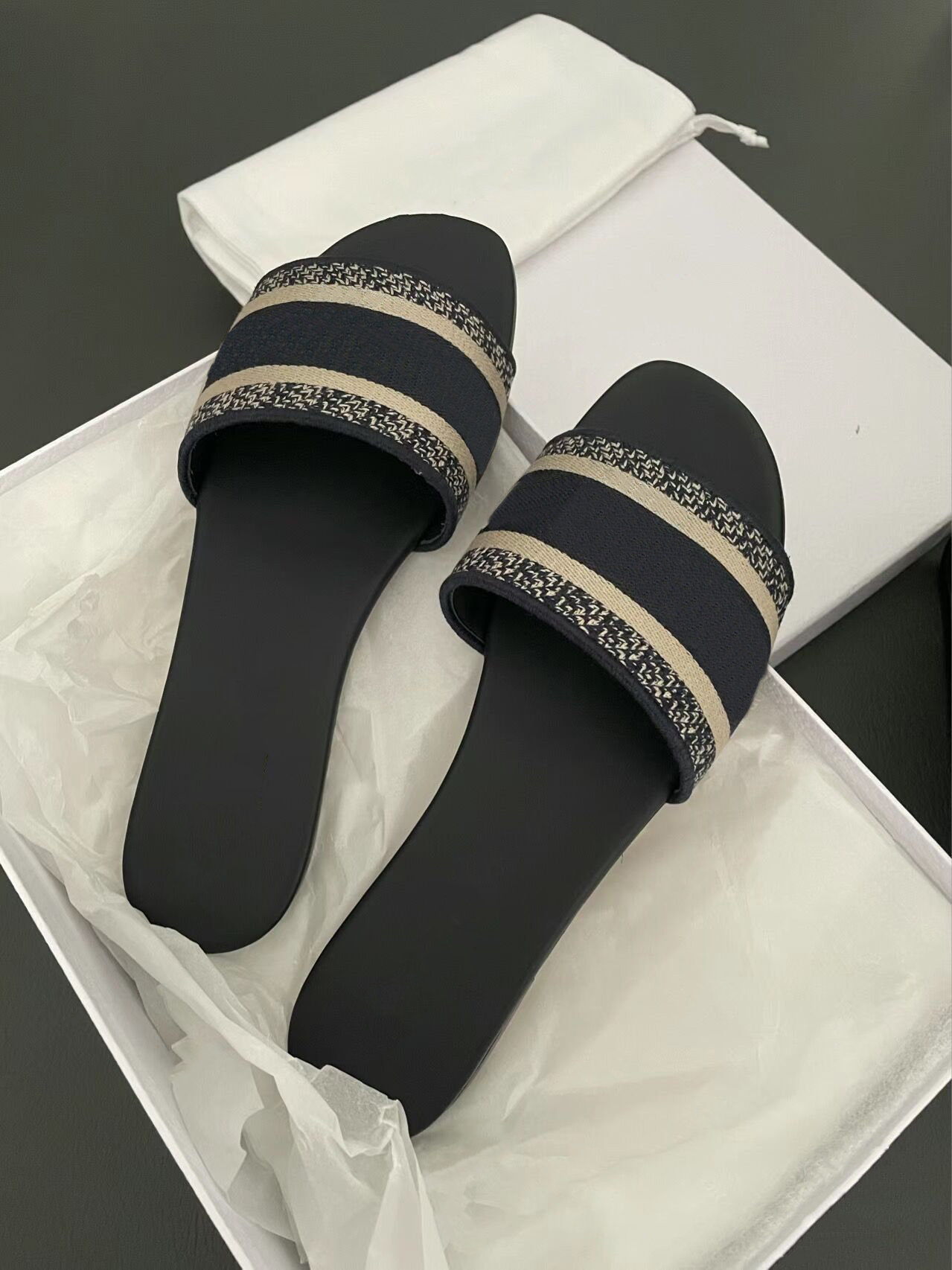 2023 Designer Women Flat Sandals Slides Mule Shoe Luxury Brands Shoes Woman Ladies Summer Flip Flops Slippers Fashion Miller with box, 12
2023 Designer Women Flat Sandals Slides Mule Shoe Luxury Brands Shoes Woman Ladies Summer Flip Flops Slippers Fashion Miller with box, 12