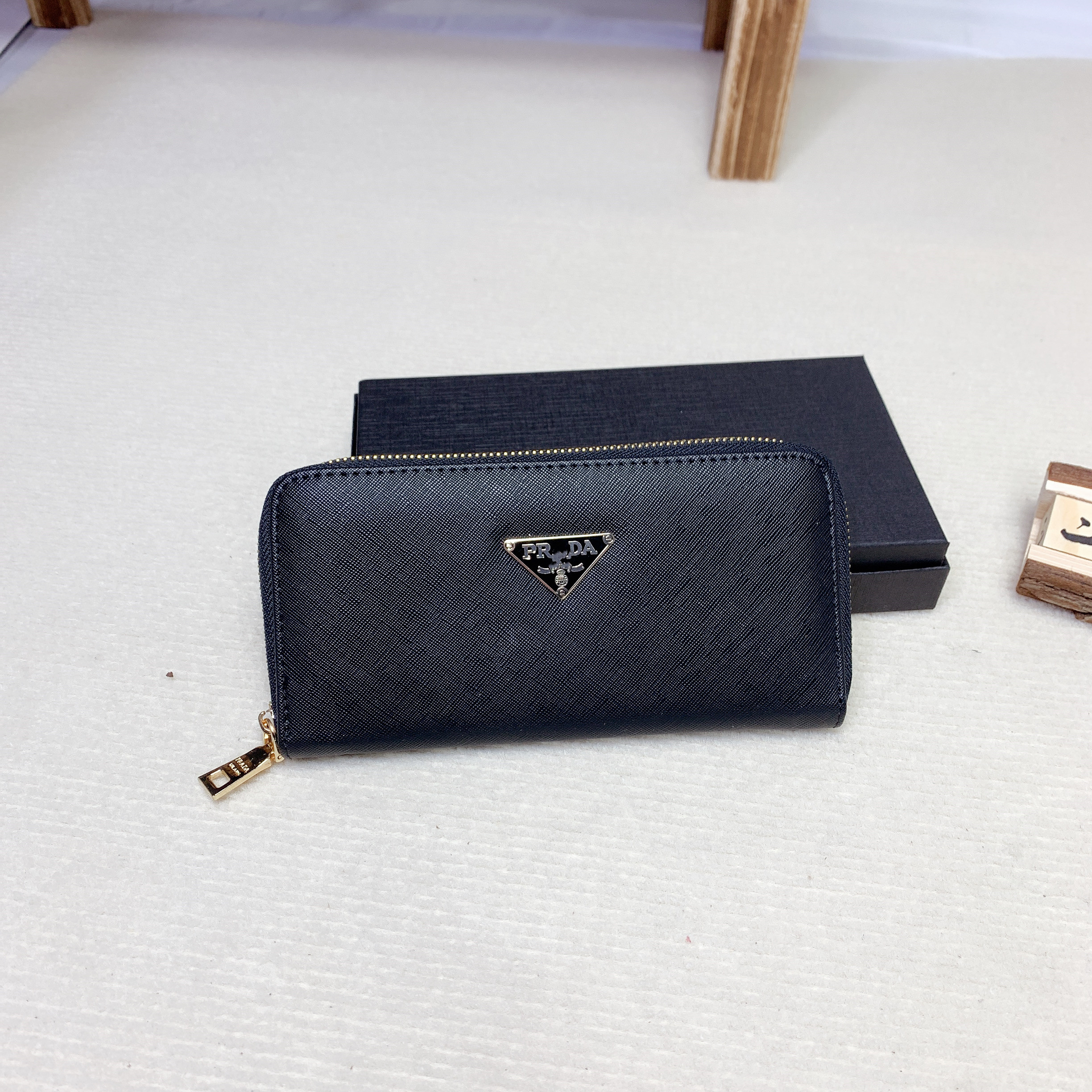 Fashion designer zipper PRADA wallets luxurys Men Women leather bags High Quality Classic Letters coin Purse Original Box Plaid card holder, Black
Fashion designer zipper PRADA wallets luxurys Men Women leather bags High Quality Classic Letters coin Purse Original Box Plaid card holder, Black